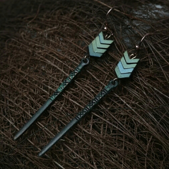 HP❤️‍🔥 Patina Chevron Dangle Earrings Hematite - Picture 4 of 4